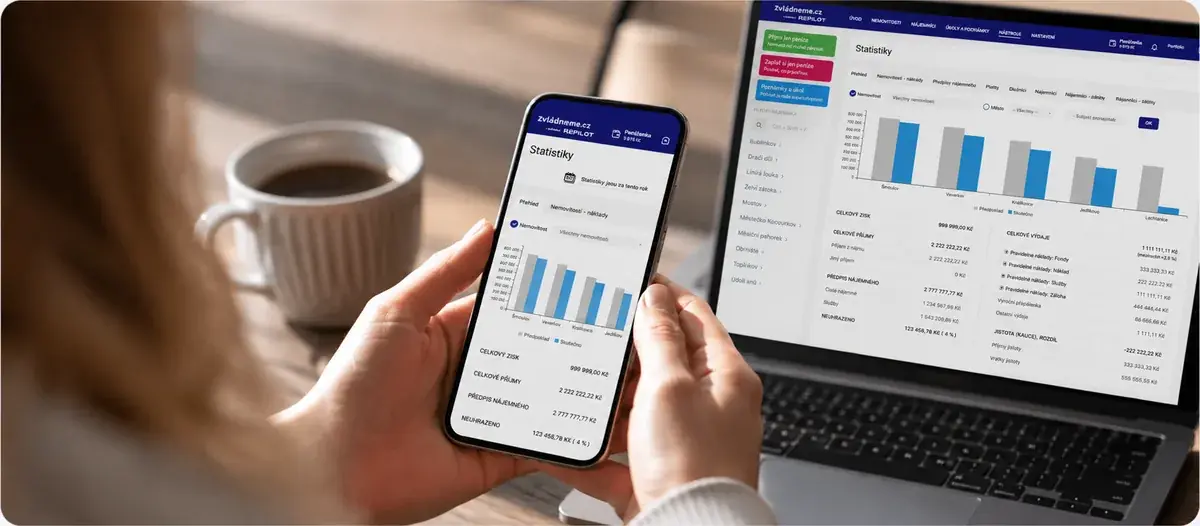 Ruce drží telefon se statistikami v aplikaci Repilot, v pozadí notebook se stejným přehledem